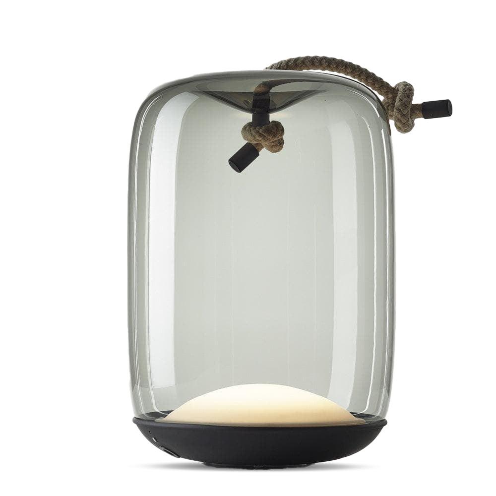 Modellabbildung der tragbaren Stehlampe KNOT BATTERY von Brokis – elegantes Design mit Tauelement, Glasdiffusor und Akkubetrieb für flexible Beleuchtung