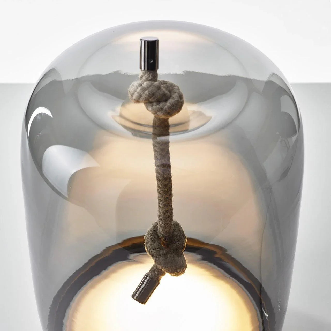 Detailaufnahme der Tischleuchte KNOT CLINDRO TABLE in Schwarz – hochwertige Materialkombination aus Glas, Seil und Metall im edlen Finish