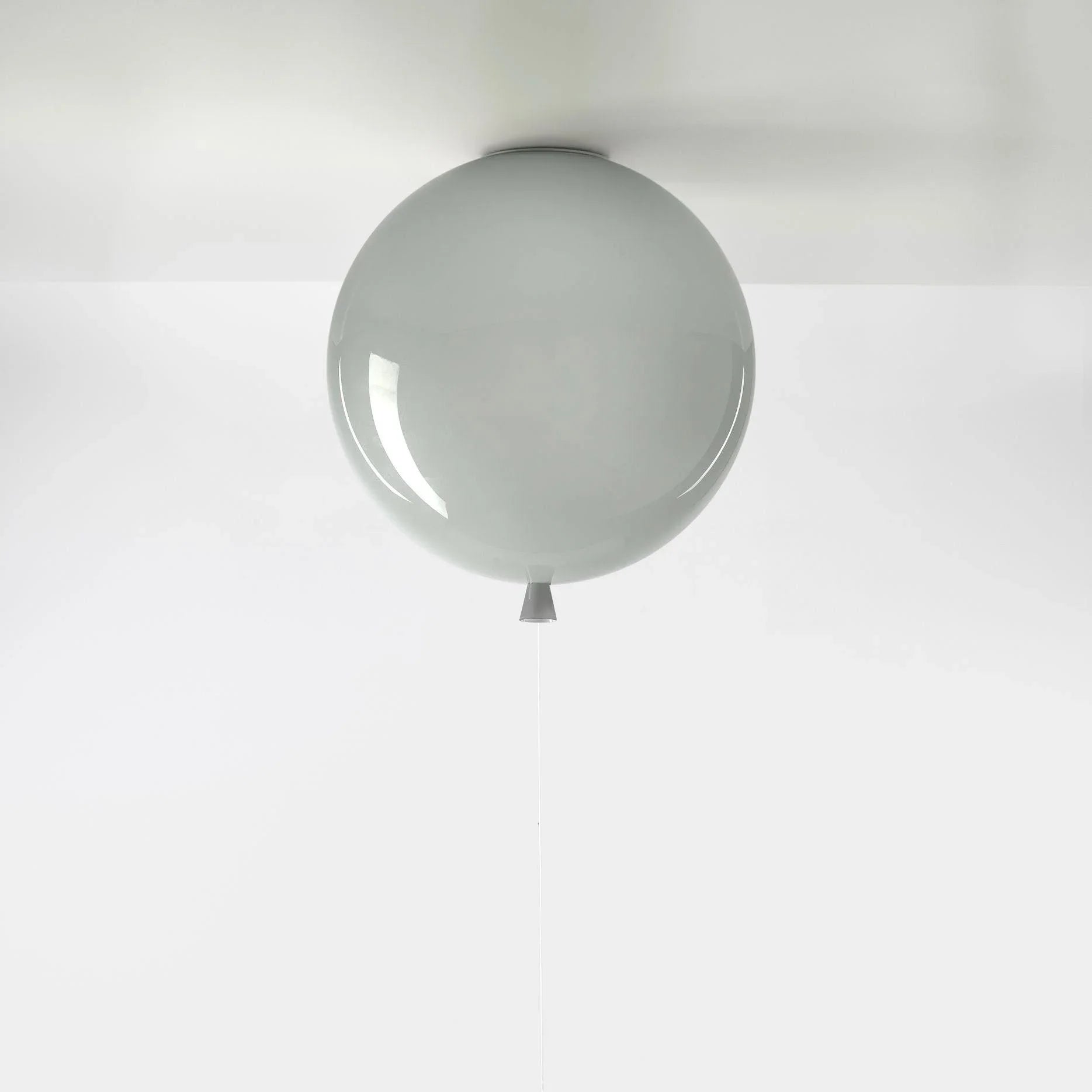 Brokis MEMORY CEILING in glänzendem Grau – schlichte und dennoch markante Deckenleuchte mit reflektierendem Glas