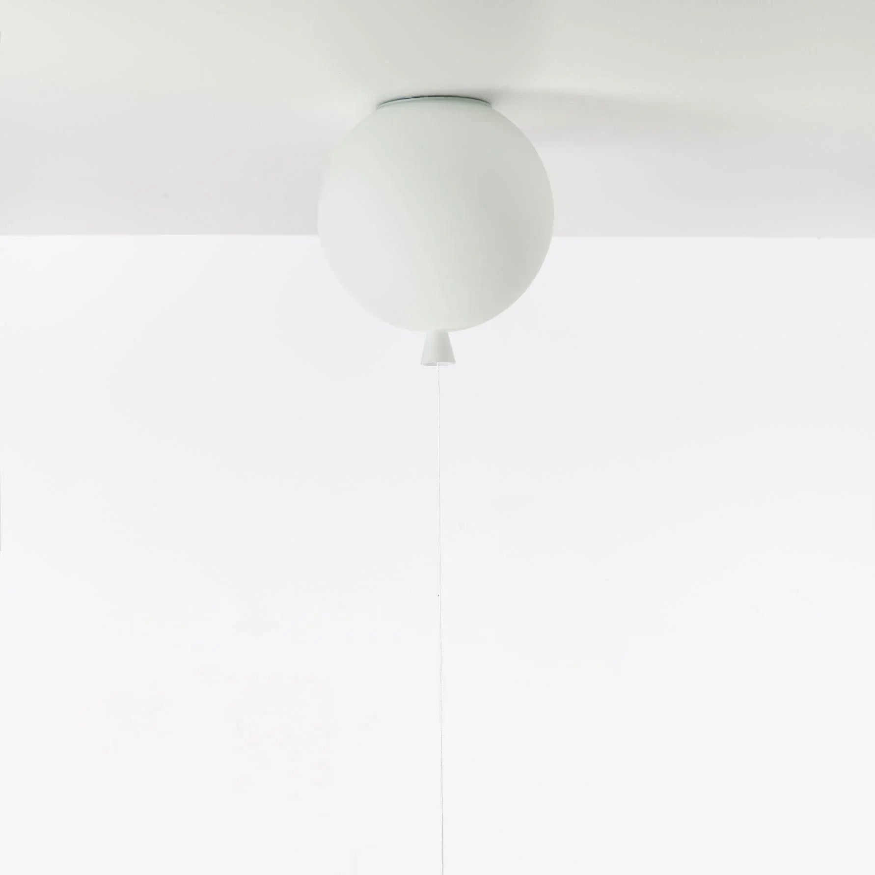Deckenleuchte MEMORY CEILING von Brokis in Opal matt – verspielte Deckenmontage mit matter Oberfläche und Zugschalter