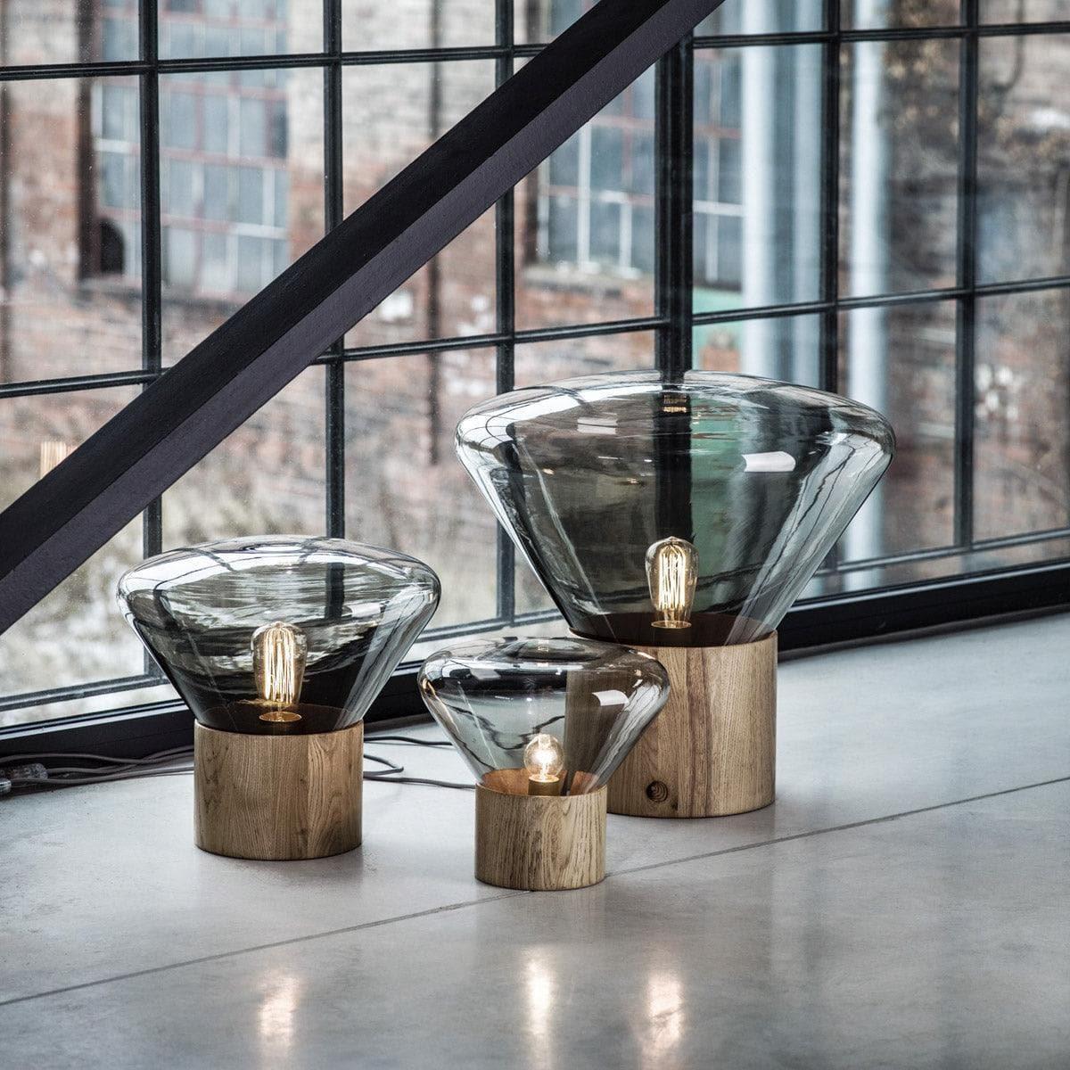 Einrichtungsbeispiel mit MUFFIN Stehlampe von Brokis – warmes Ambiente mit skandinavischen Holztönen und sanfter Beleuchtung