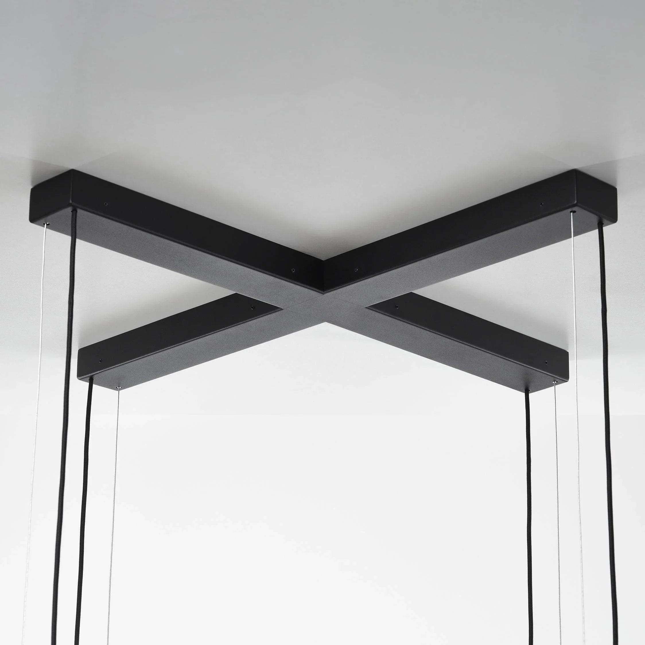 Deckenbefestigung der PURO CONTOUR Hängeleuchte von Brokis in Schwarz, Square 800 – elegante Montagekomponenten in minimalistischer Ausführung