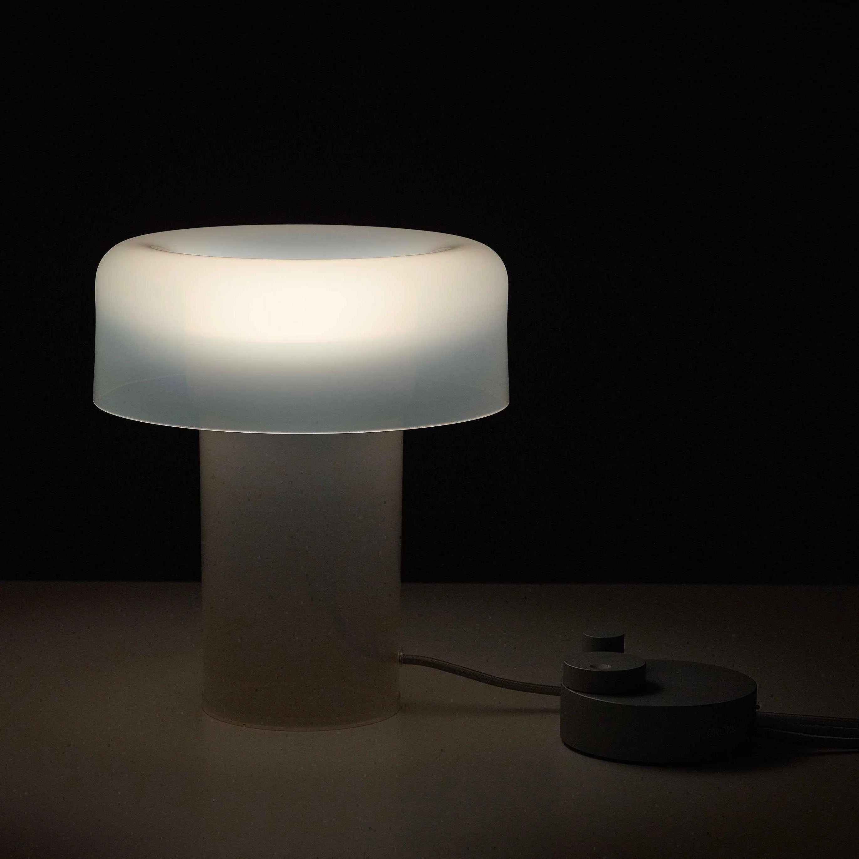 SPECTRA Tischleuchte von Brokis mit Opalglas und schwarzem Body – stilvolle Lichtquelle mit harmonischem Design