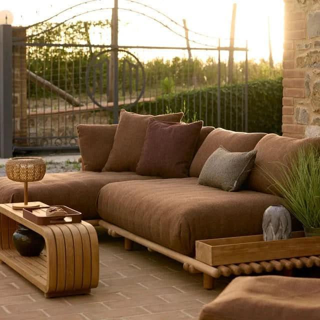 Lounge STICKS Gartensofa in Umber Braun von Cane-line im Outdoor-Wohnbereich – gemütliche Rückzugsinsel mit natürlicher Ausstrahlung