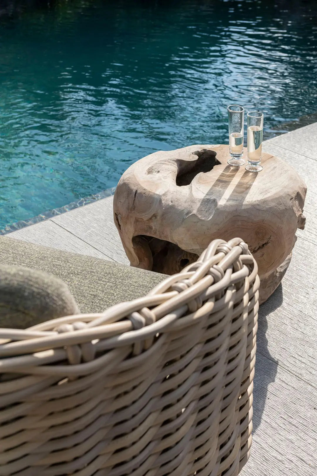 Gommaire Couchtisch ROOT BALL am Pool – stilvolle Kombination aus organischer Form und mediterranem Outdoor-Stil