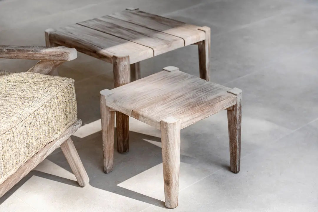 Einrichtungsbild mit Couchtisch FLOOR von Gommaire – stilvoller quadratischer Teaktisch kombiniert mit Outdoor-Sofas auf einer eleganten Terrasse