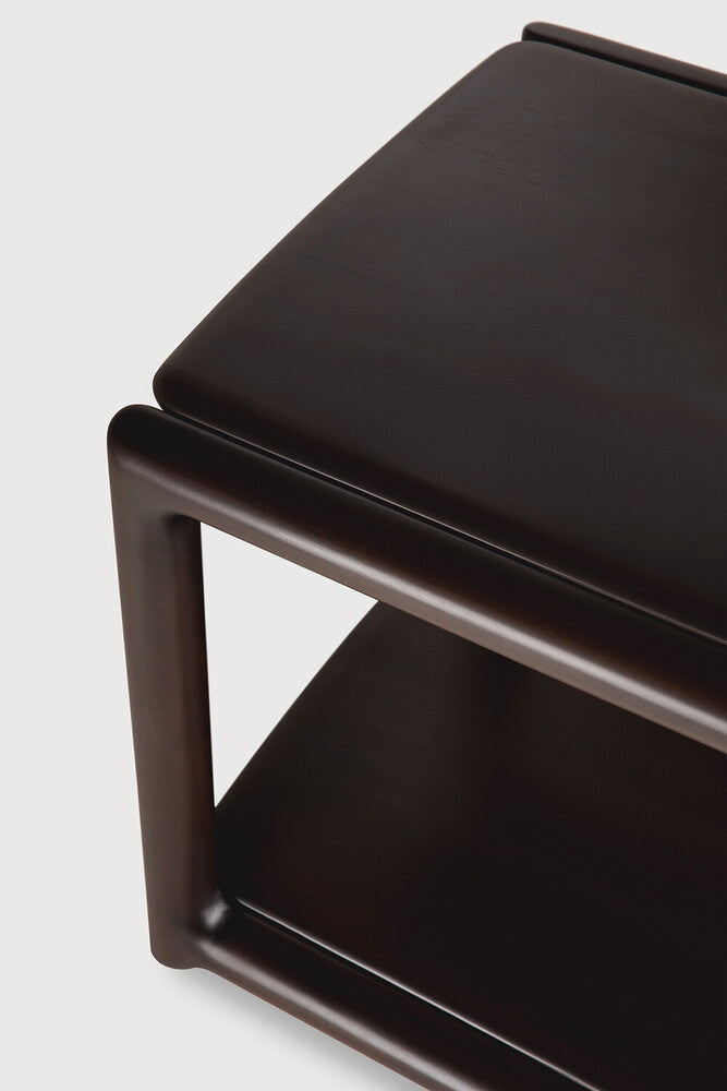 Ethnicraft EDA Side Table – A close-up of the mahogany surface in Rose Brown and the smoothly finished edges.