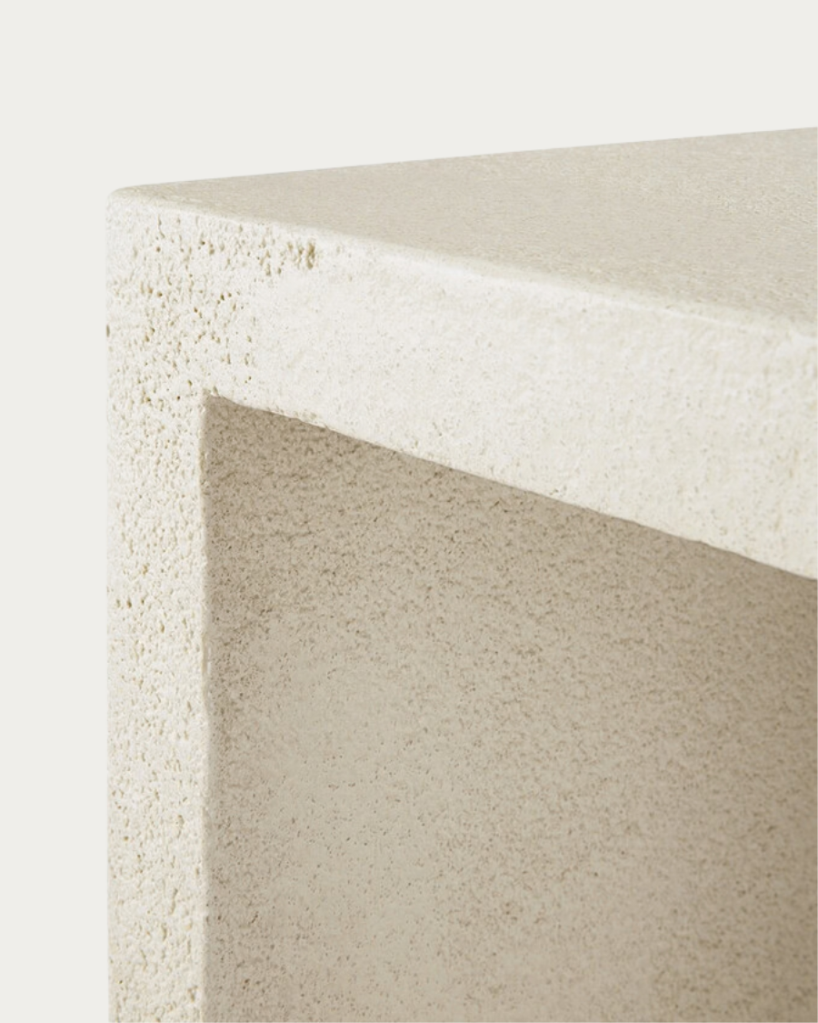 Console Ethnicraft ELEMENTS – Détail de la surface en microciment travaillée à la main, de couleur blanc cassé, présentant une fine structure minérale.