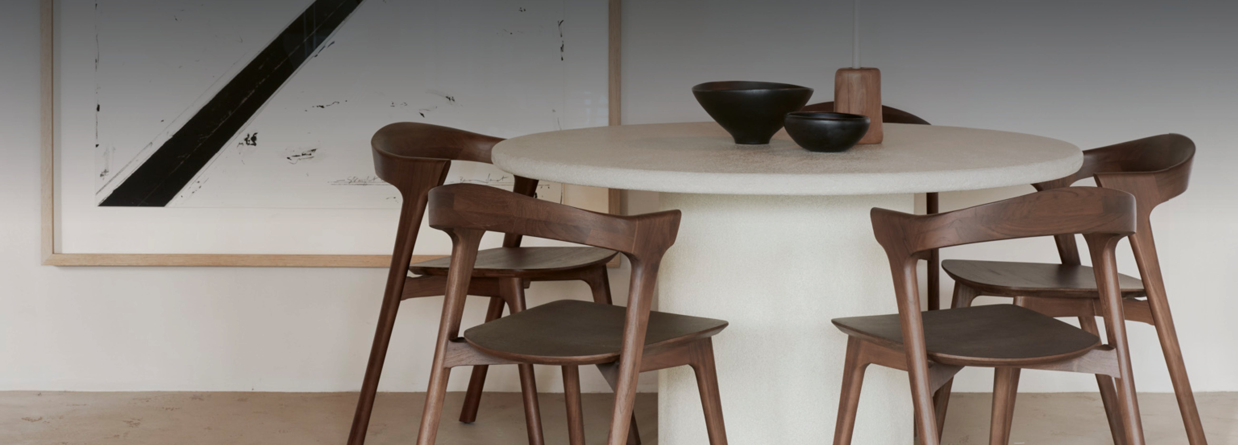 Ethnicraft Elements Tisch in Betonoptik – organische Form trifft urbanes Design, Hochformat für moderne Innenräume