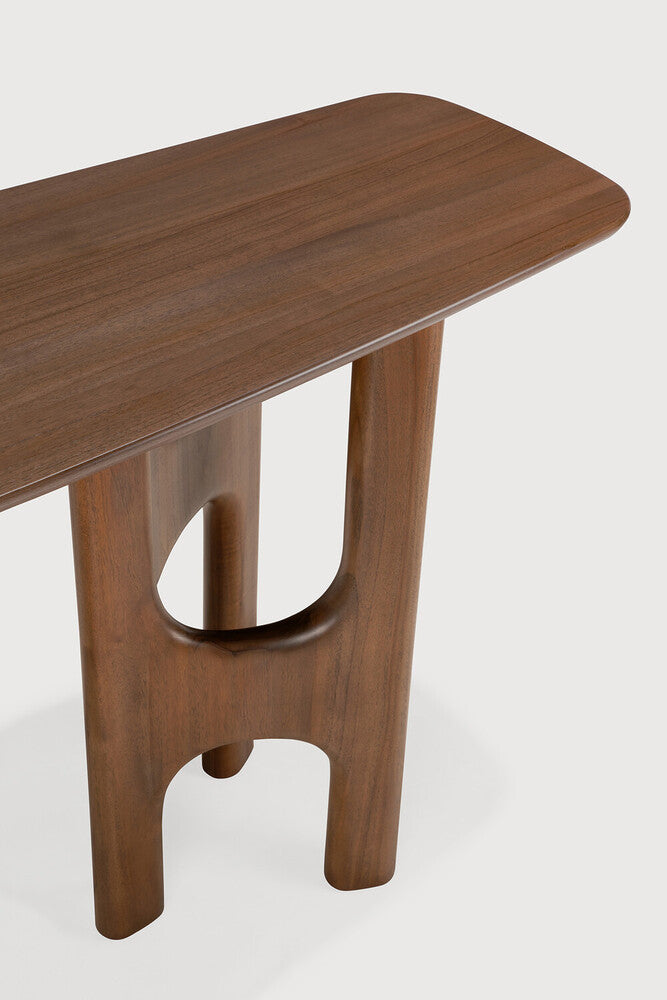 Console Ethnicraft FLOW en teck, couleur Wild Brown – Détail de la surface en bois verni et du bord arrondi de la table.