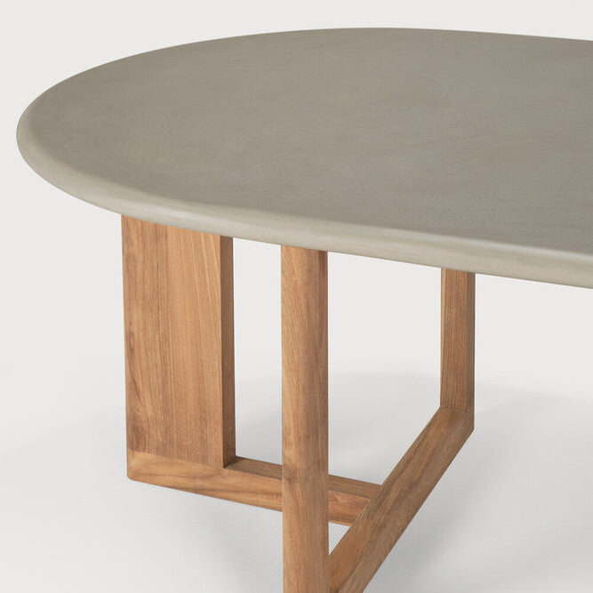 Detailaufnahme der präzisen Tischverbindung des Ethnicraft Trestle Gartentischs.