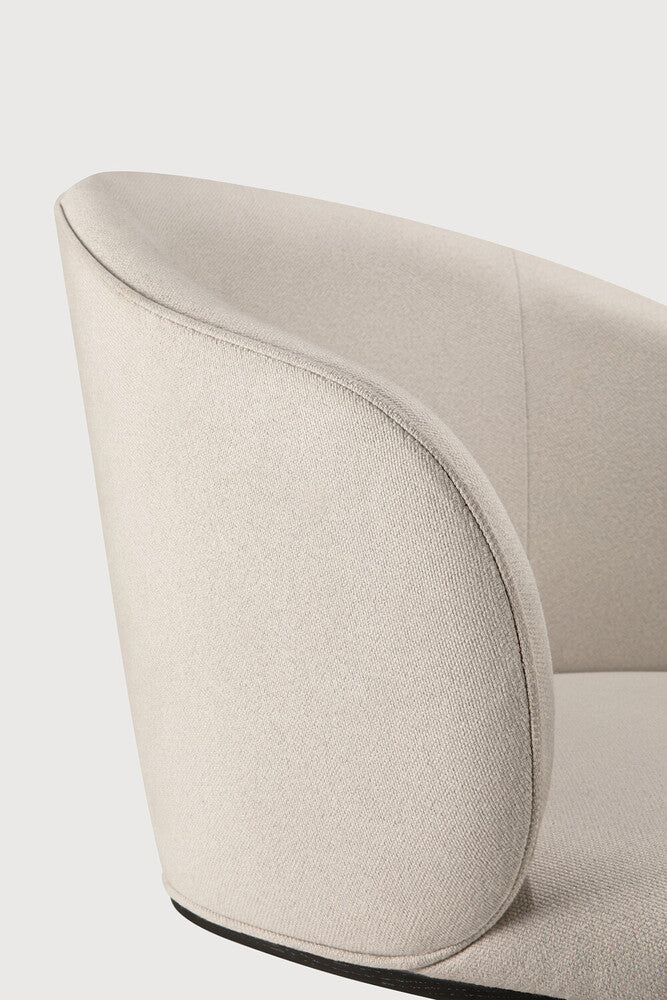 Ethnicraft UNDA Office Chair in Salt – Detail of the upholstery and handcrafted piping along the seat shell.