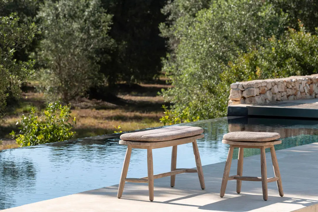 Detailed view of the Faye bench from Gommaire - finely sanded teak with visible grain and soft edges