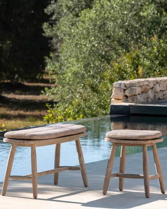 Detailed view of the Faye bench from Gommaire - finely sanded teak with visible grain and soft edges