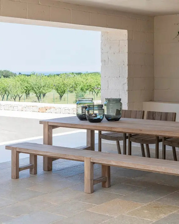 Combinaison de meubles de jardin de Gommaire : banc Jacoba en teck recyclé avec table à manger Outdoor assortie et chaises Charly - ambiance lounge stylée au look Organic Living