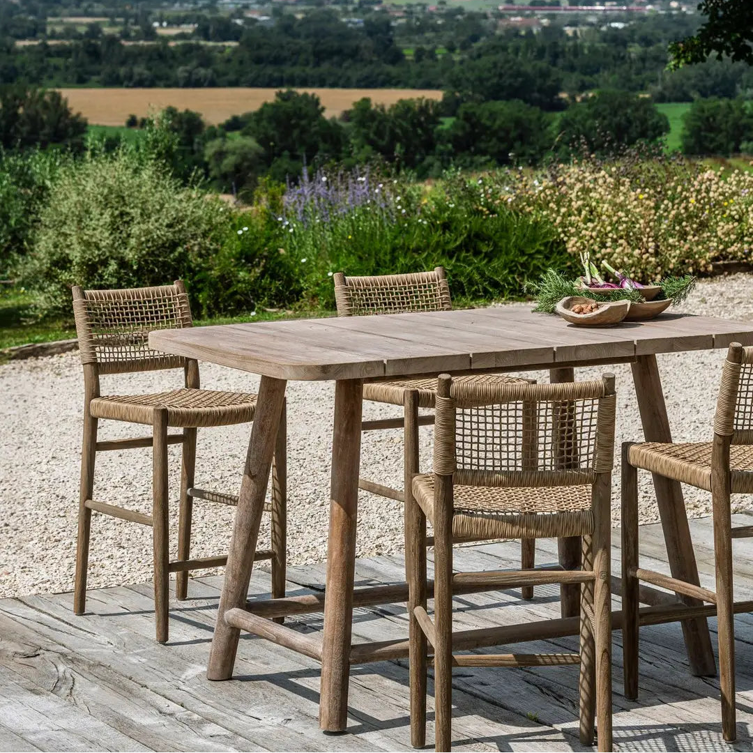 Bartisch MIEKE von Gommaire in rechteckiger Ausführung, stilvoll platziert auf einer Terrasse mit passenden Barhockern – ideal für gesellige Outdoor-Momente