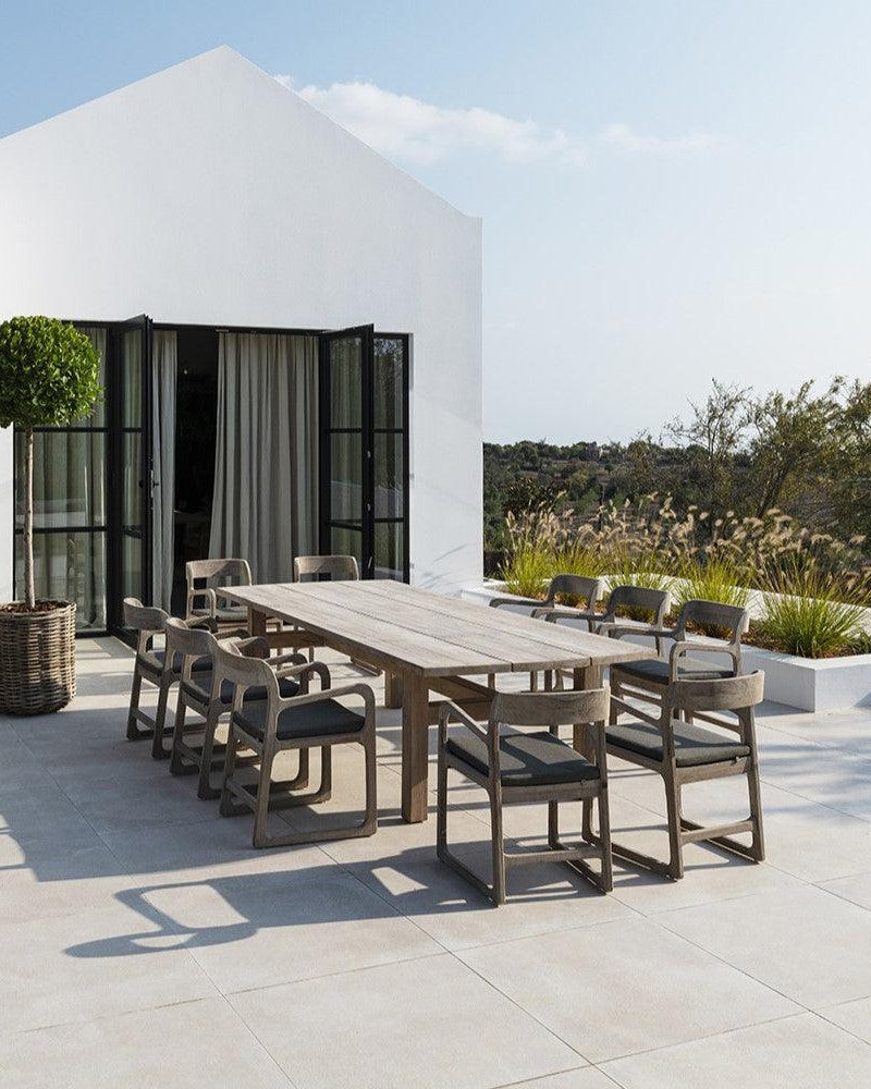 Outdoor-Lounge mit zwei SALLY Armlehnstühlen von Gommaire – komfortable Sitzlösung mit Rückenkissen in elegantem Stoffdesign