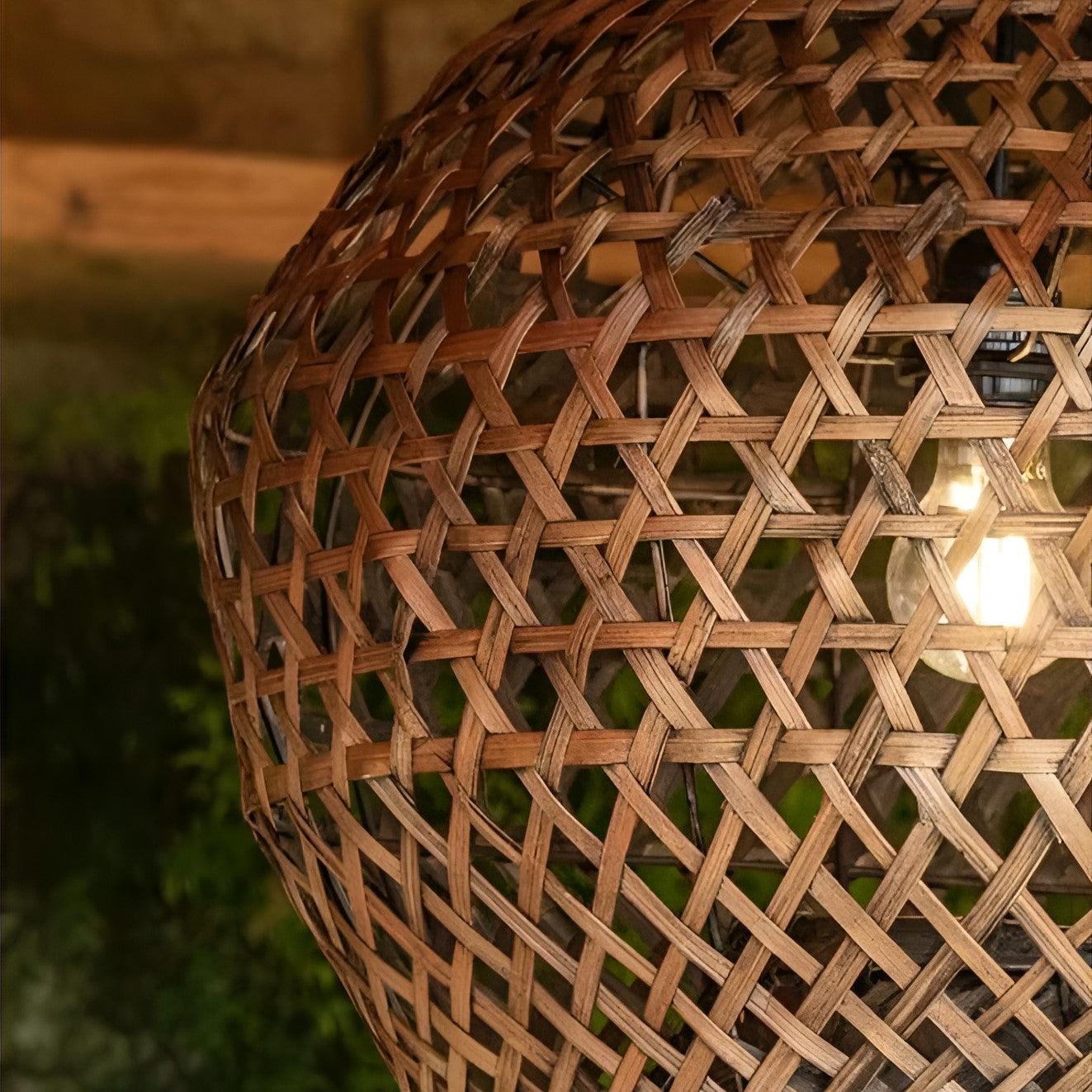 Hängelampe BOMBAY von Gommaire über Esstisch im Wohnzimmer – stilvolle Rattanleuchte für natürliches Wohnen im modernen belgischen Design