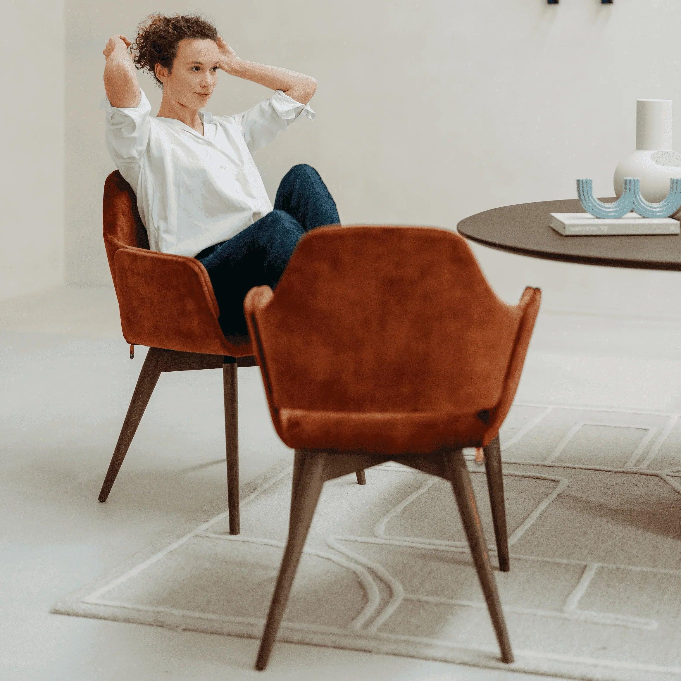 Stuhl LOTUS in skandinavischem Ambiente mit hellen Farben und natürlichen Materialien