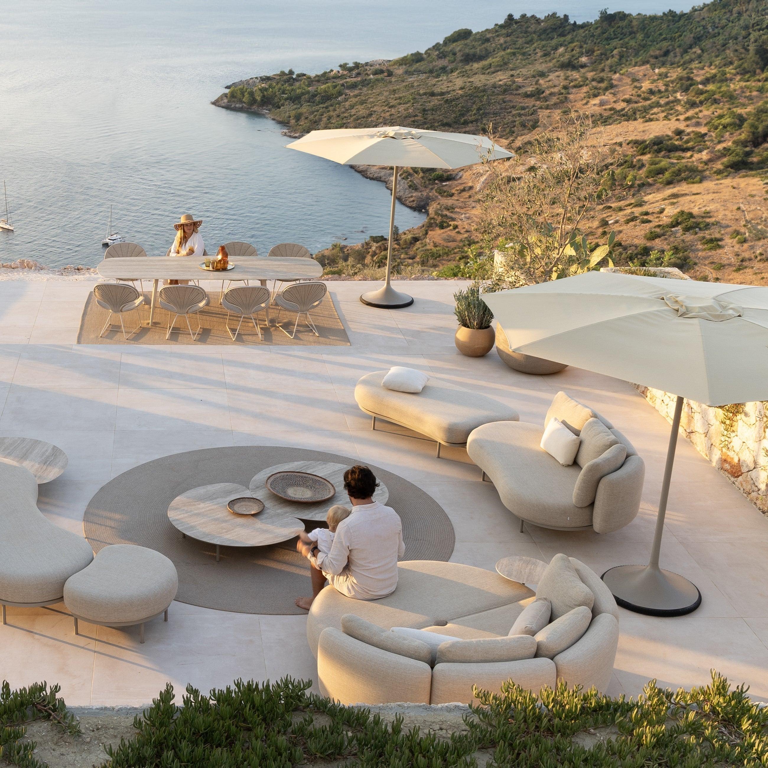 Royal Botania Loungeset ORGANIX 09 auf einer luftigen Terrasse mit Blick aufs Meer – exklusives Outdoor-Design trifft mediterrane Kulisse