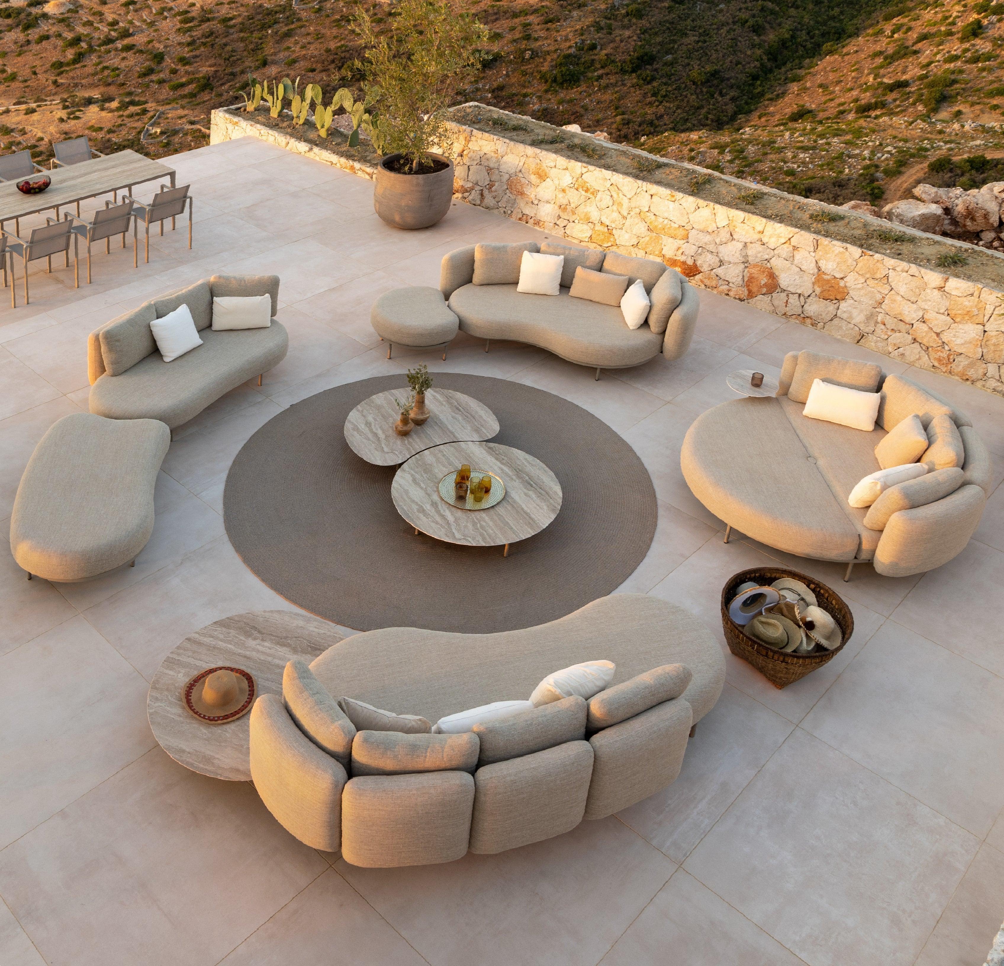 Royal Botania ORGANIX Loungetisch in einer Outdoor-Lounge mit  grünen Pflanzinseln – stilvolle Verbindung von Natur und Design