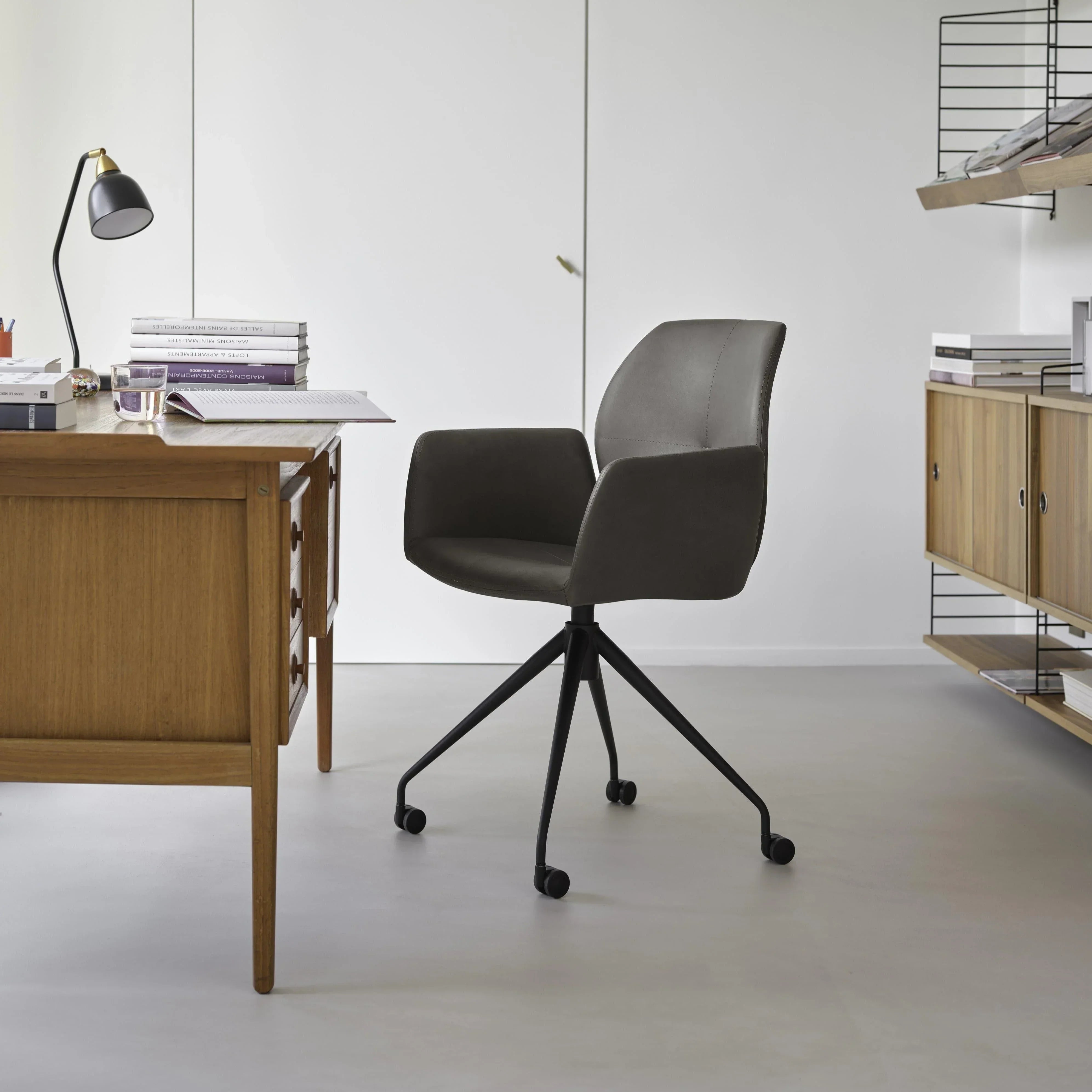 Flexible Büroeinrichtung mit MOOD Stühlen und mobilen Schreibtischen in modernem Workspace