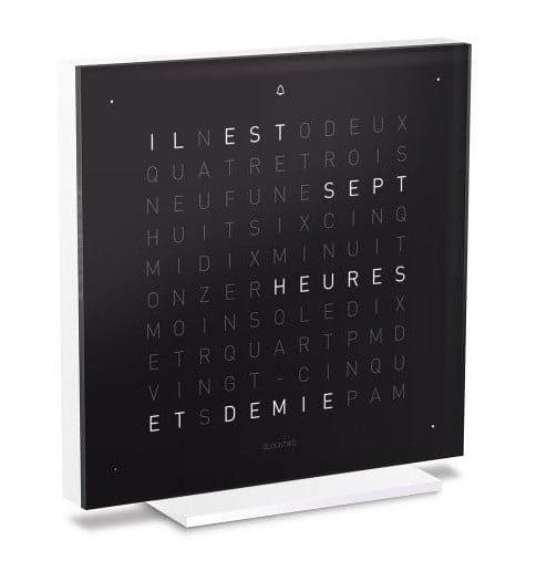 QLOCKTWO EARTH 13.5 Black Ice Tea – vue latérale de l’horloge de table noire avec affichage typographique du temps