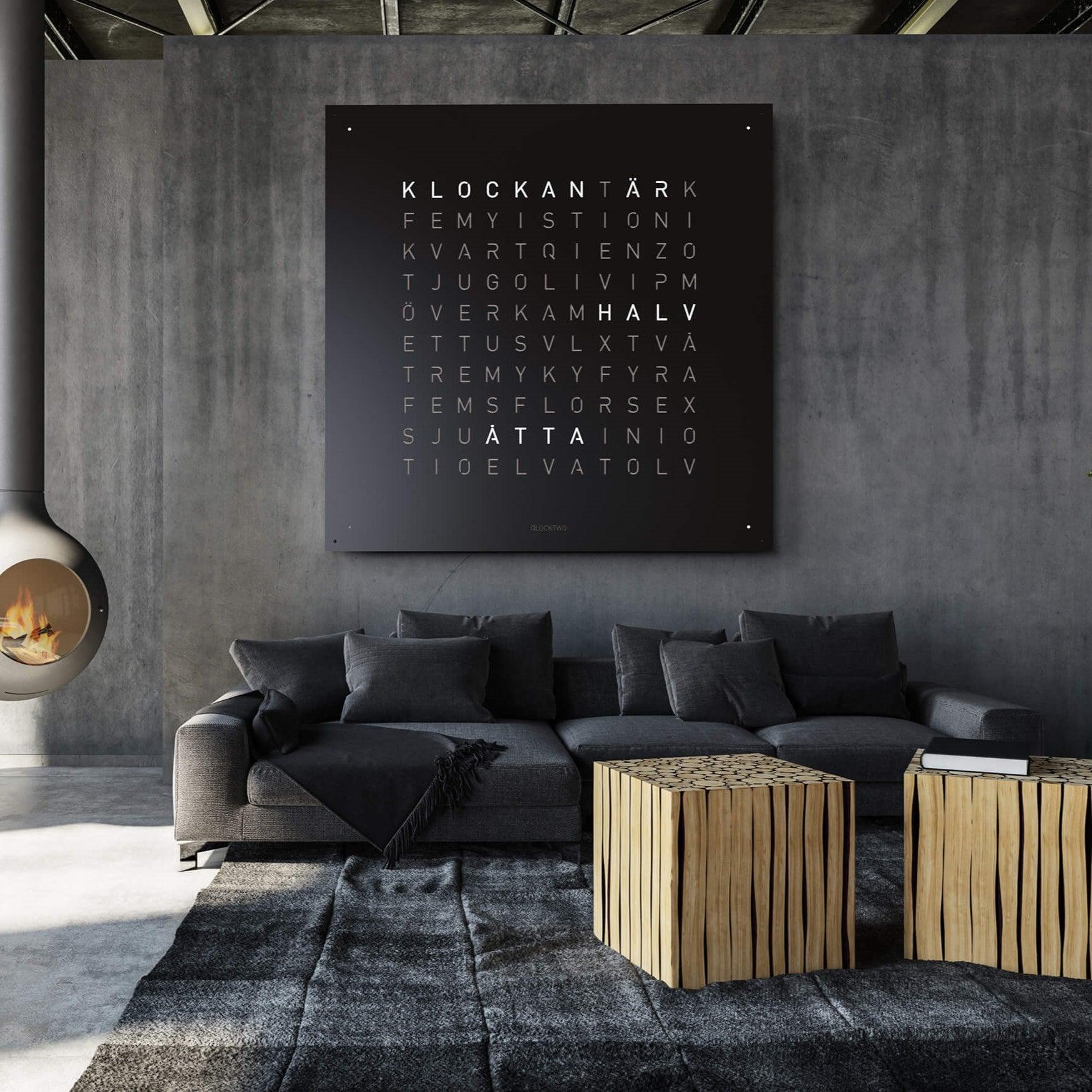 QLOCKTWO EARTH 180 BLACK PEPPER – lyxig väggklocka i matt svart finish för sofistikerade och moderna miljöer