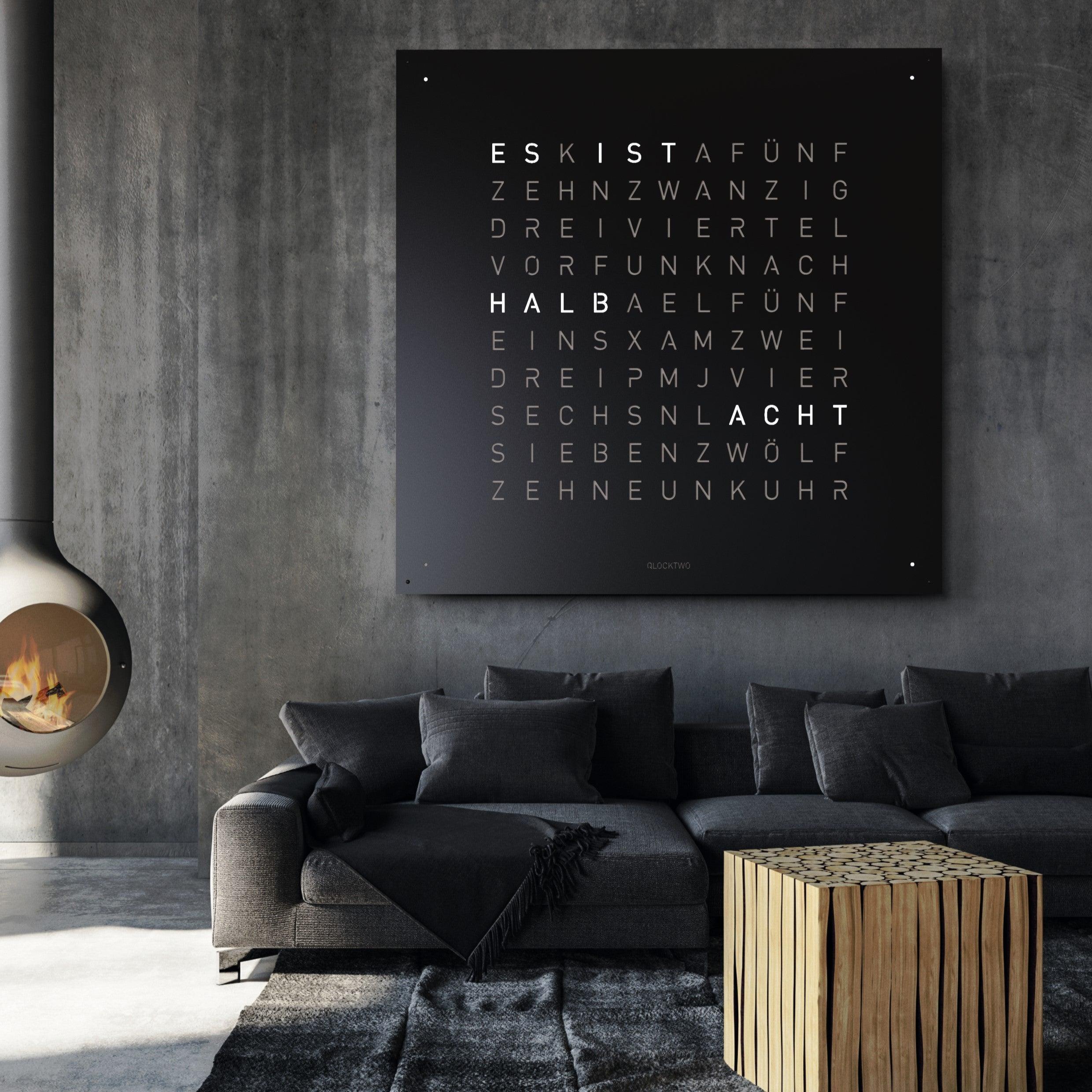 QLOCKTWO EARTH 180 BLACK PEPPER – luxuriöse Wanduhr in mattem Schwarz für anspruchsvolle Innenräume und architektonisch gestaltete Wohnwelten