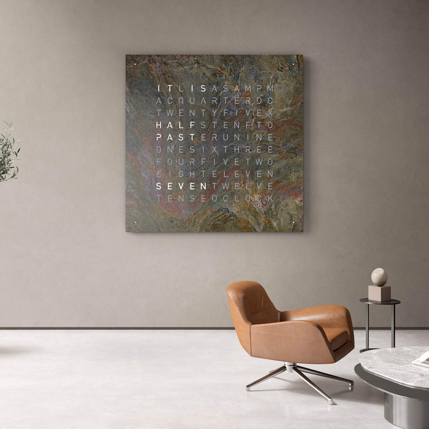 QLOCKTWO EARTH 180 GLINTSCAPE – exklusive Luxus-Wanduhr mit 180 cm großer Front aus natürlichem Gestein mit edler Struktur. Designer-Zeitobjekt für High-End Interiors, Kunstsammler und architektonische Raumkonzepte