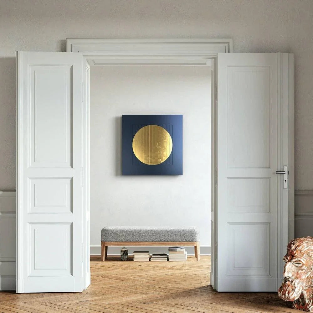MOON DAWN Gold in einem hell gestalteten Wohnraum – Designtaktgeber für moderne Lichtarchitektur