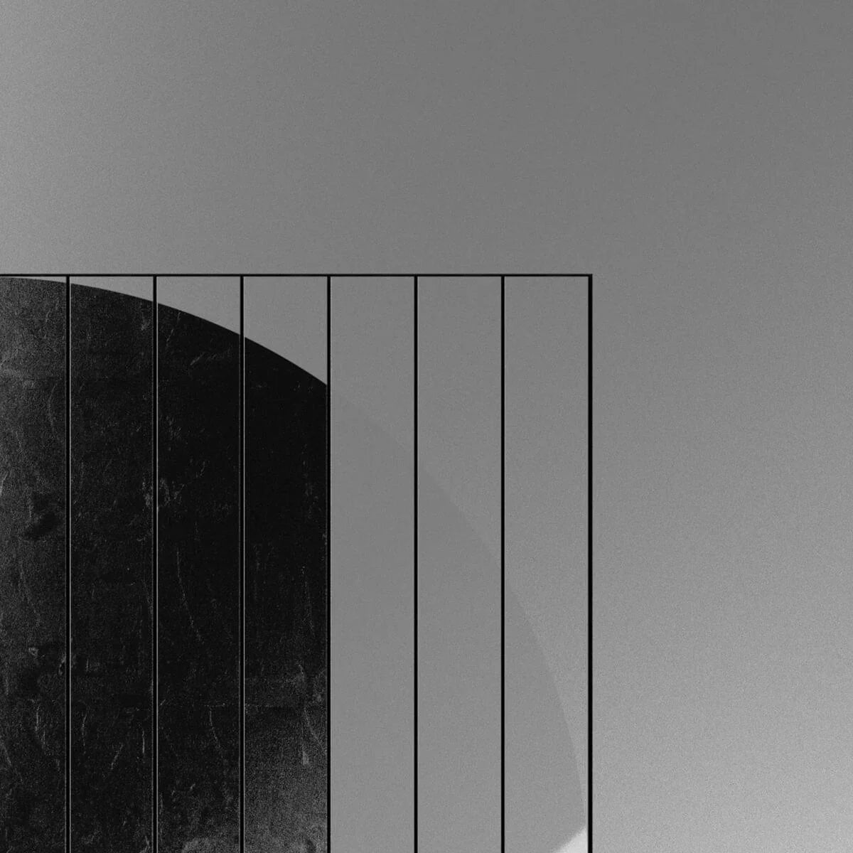Eckansicht der QLOCKTWO MOON DAWN Platinum – filigrane Rahmenführung mit subtiler Lichtreflexion