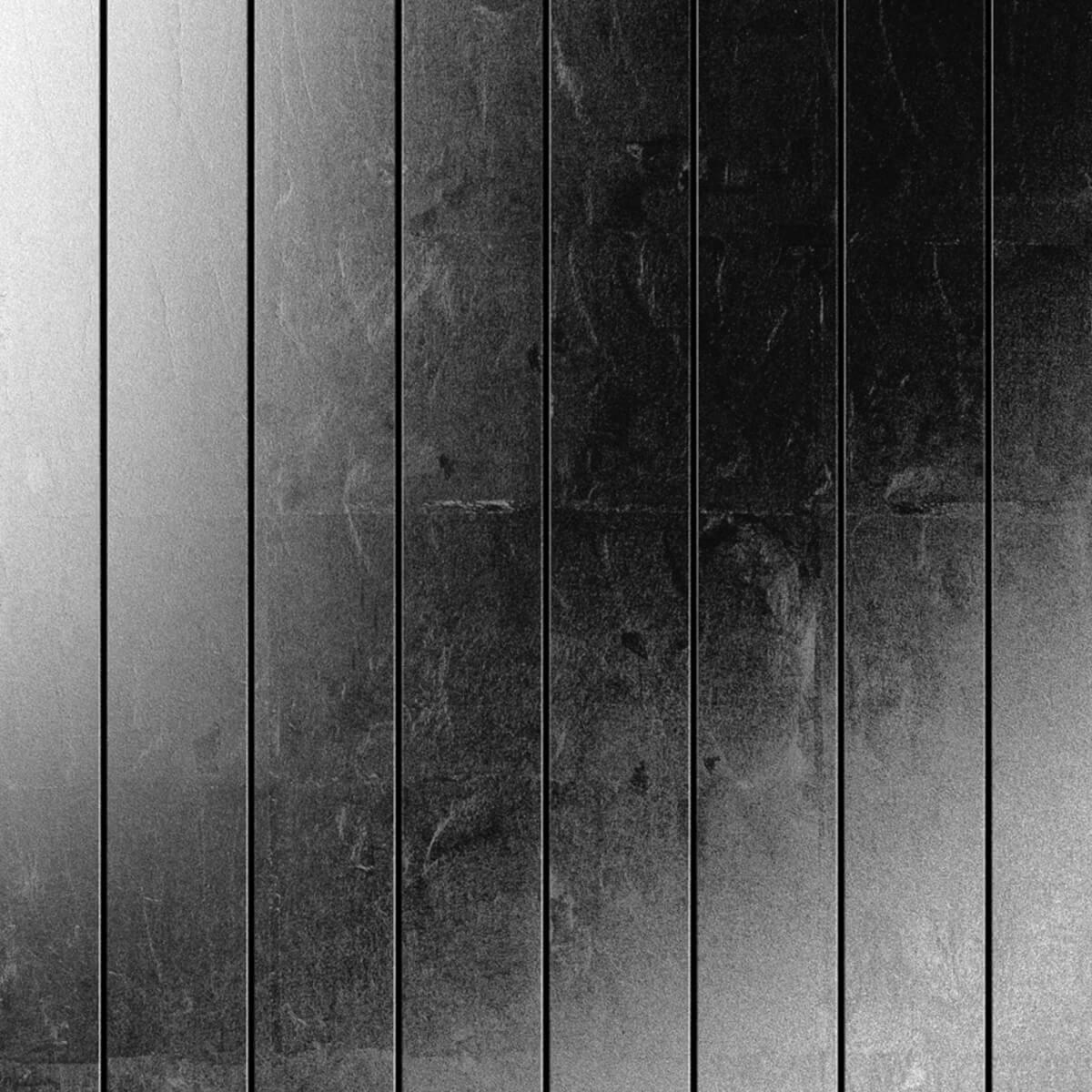 QLOCKTWO MOON DAWN Platinum – Mattglanz auf platinfarbener Oberfläche in präziser Nahaufnahme