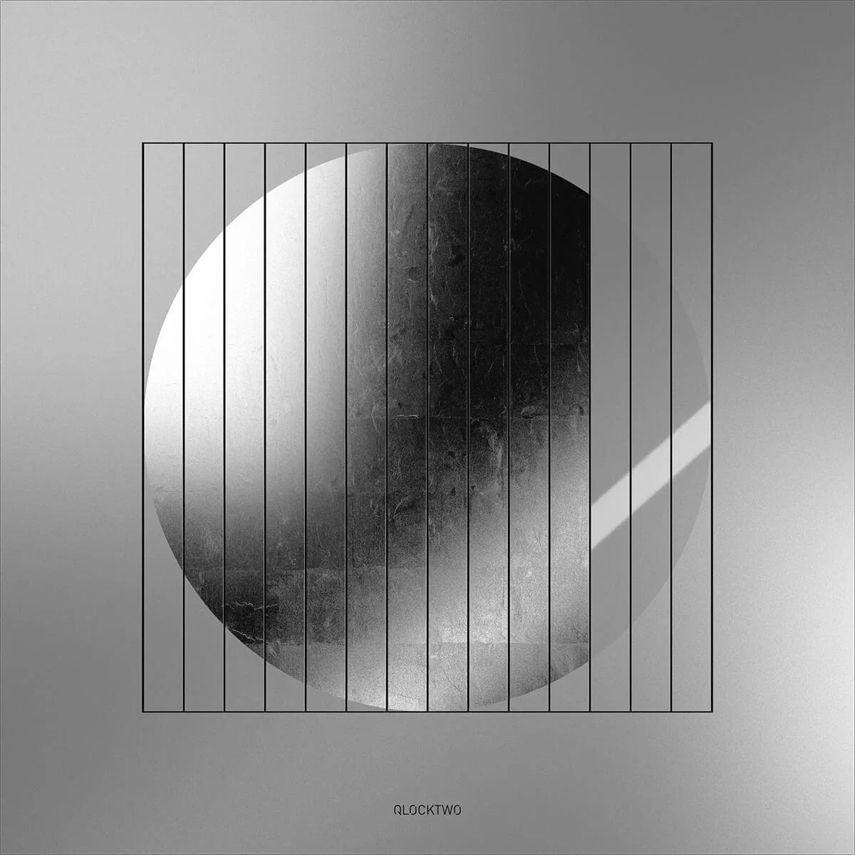 QLOCKTWO MOON DAWN Platinum – elegante Gesamtansicht der platinveredelten Wand­uhr im Premiumdesign