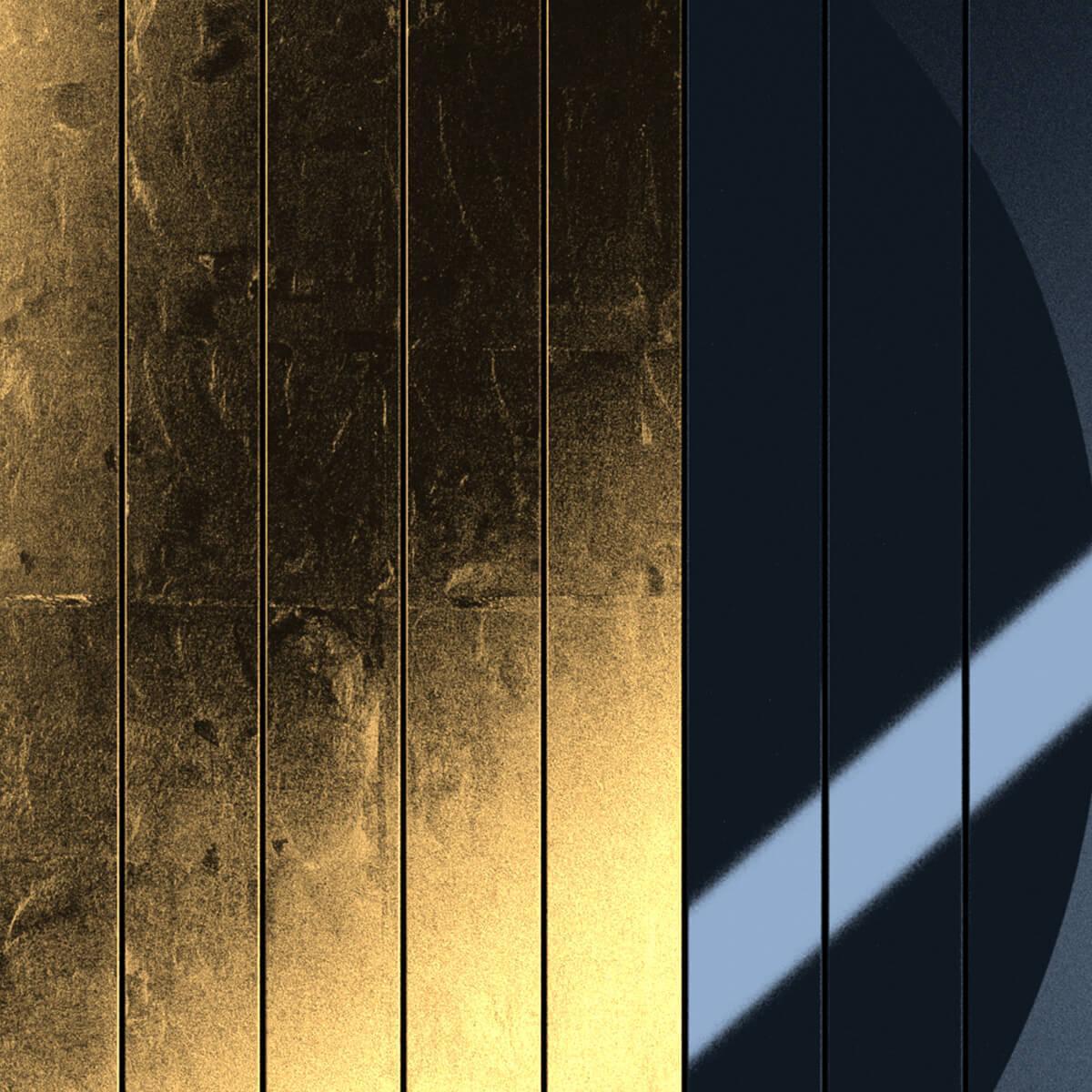 QLOCKTWO MOON MIDNIGHT Gold – Detailaufnahme der goldstrukturierten Oberfläche mit kraftvollem Lichtspiel und luxuriösem Tiefeneffekt