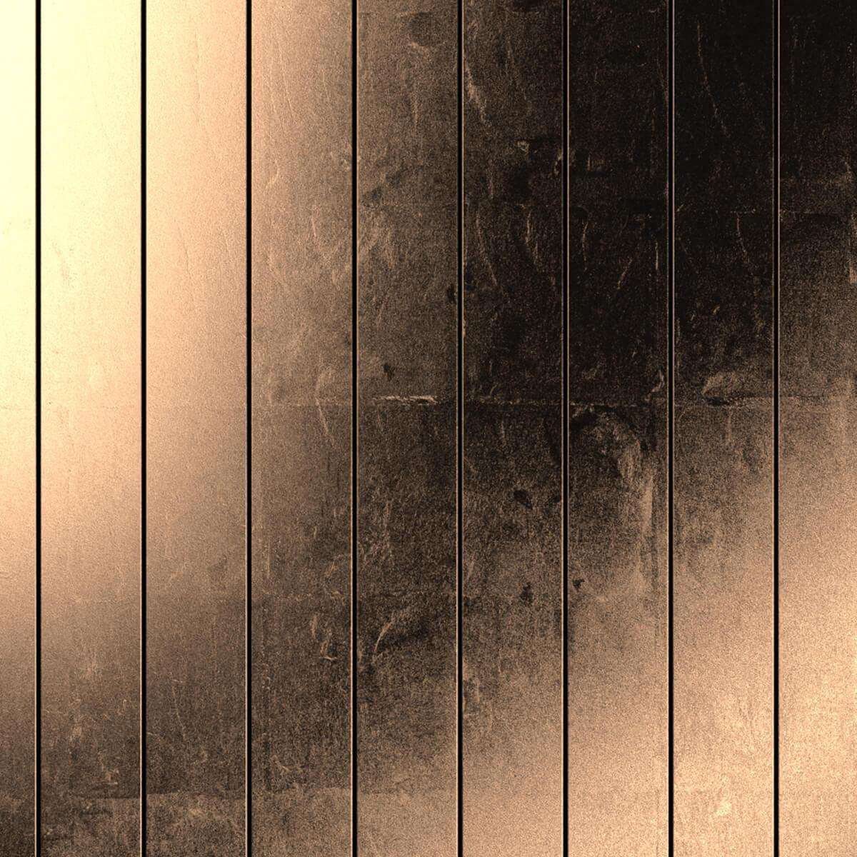 QLOCKTWO MOON MIDNIGHT Moon Gold – Lichtreflexion auf der goldschimmernden Oberfläche in der Nahaufnahme