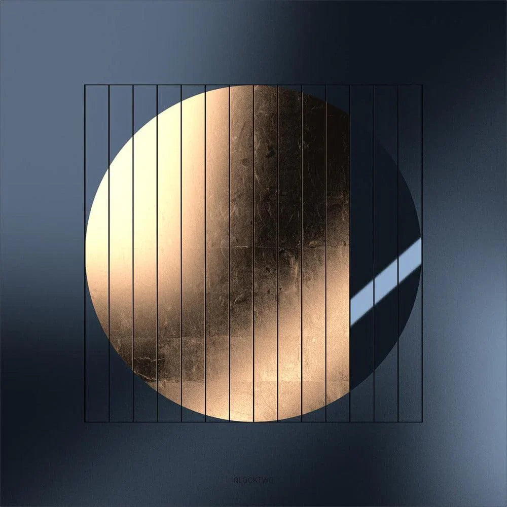 QLOCKTWO MOON MIDNIGHT Moon Gold – Wandansicht der edlen Designeruhr in sanft schimmerndem Gold