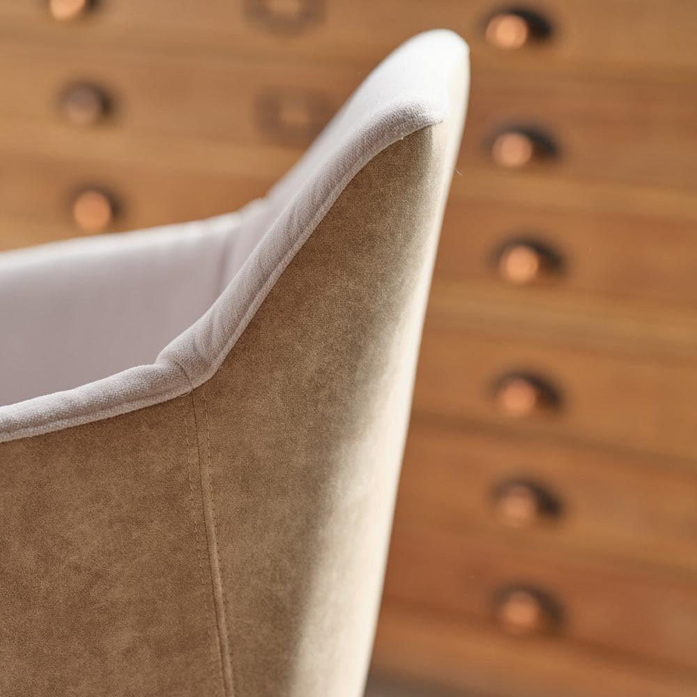 Einrichtungsbeispiel mit SAGA C0212 in einem modernen Loft mit Betonboden, großen Fenstern und dezenten Farbtönen