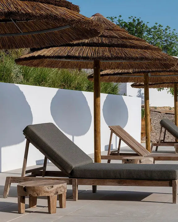 Beistelltisch SAMBA im Garten – Gommaire Outdoor-Tisch aus Teak mit dekorativen Elementen, natürlich integriert zwischen Loungemöbeln und Pflanzen