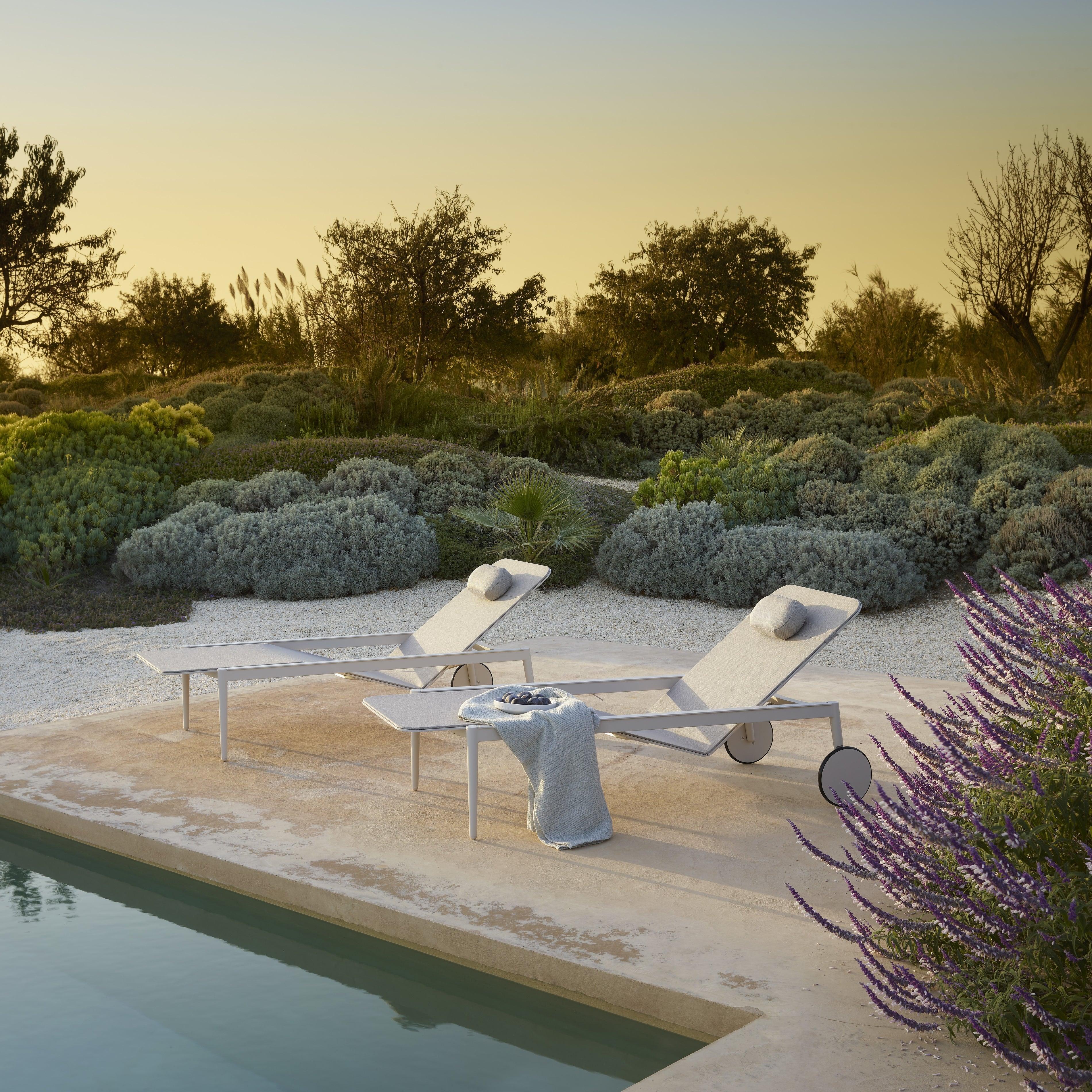 Sonnenliege STYLETTO von Royal Botania in Weiß – frontal am Pool platziert mit klaren Linien und moderner Präsenz