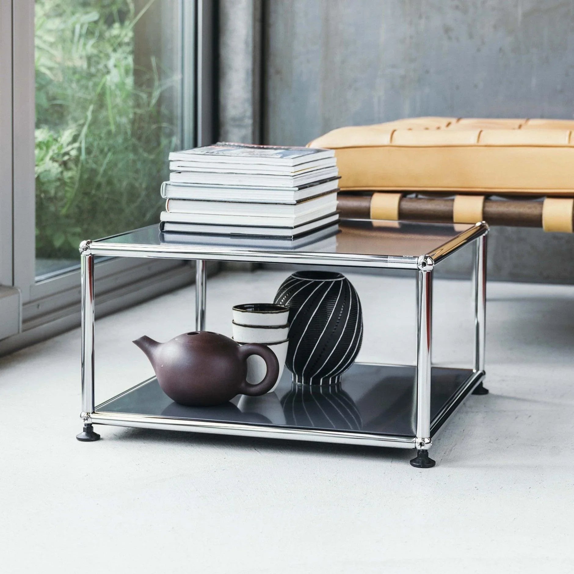 Beistelltisch M22 von USM Haller in Anthrazitgrau – stilvolles Einrichtungselement mit dunklem, neutralem Farbton für moderne Büroräume oder elegante Leseecken