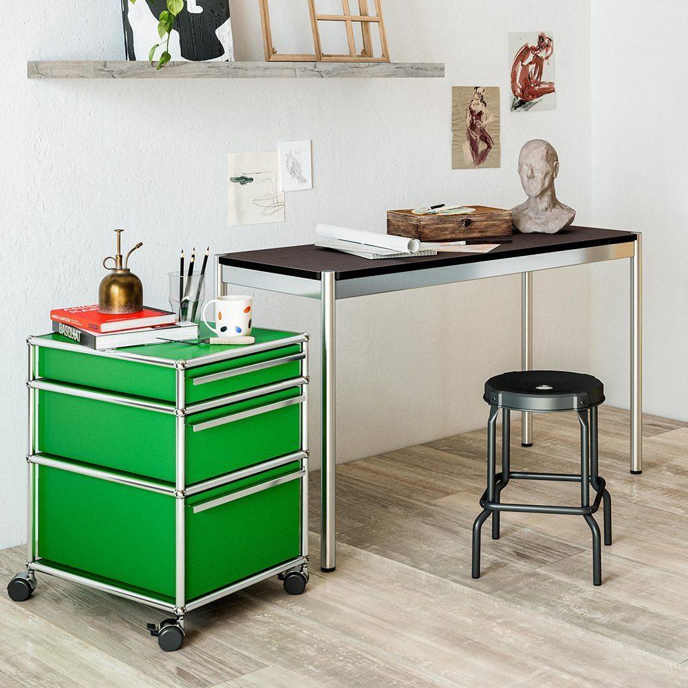 USM Haller Rollcontainer M63 in klassischem USM Grün – stilvolle Büroeinrichtung mit modularer Stauraumlösung für moderne Arbeitsplätze und Designliebhaber