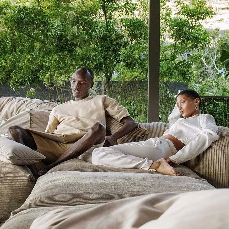 Vetsak Sofaelement in Cord Velours Khaki – stilvoll integriert in ein modernes Wohnzimmer mit warmen Naturtönen