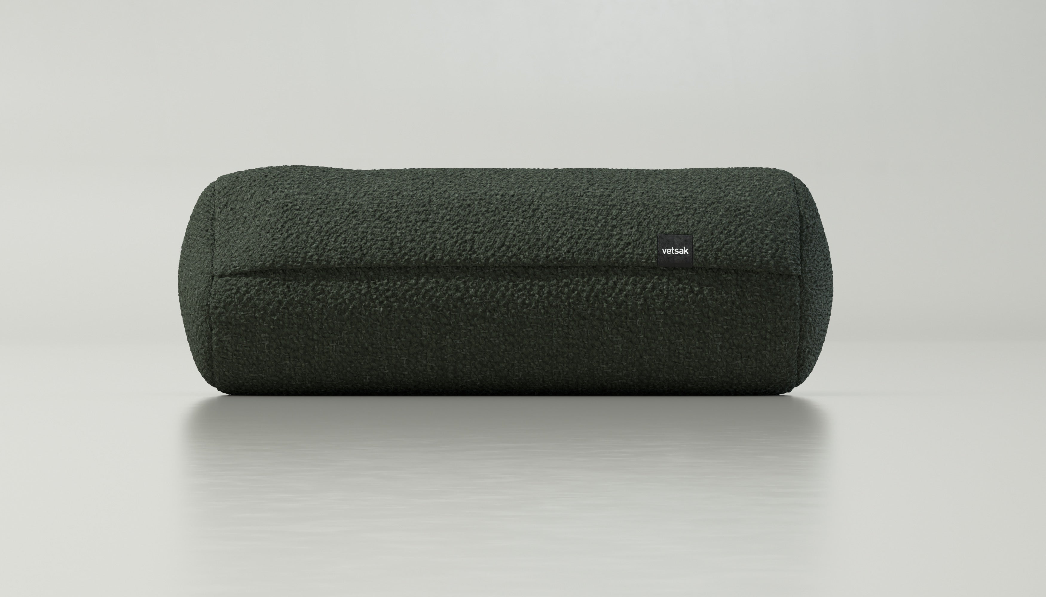 Noodle Kissen aus Loop Loop Mousse – flexibles Wohnaccessoire in ruhigem, natürlichen Grünton