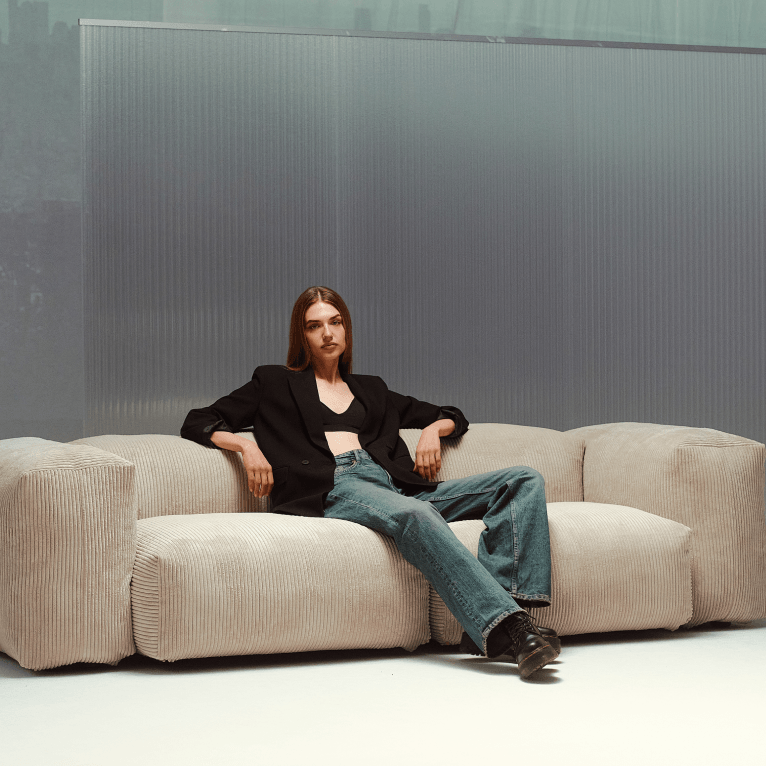 Minimalistisches Wohnkonzept mit PIQUE 84x63 – Vetsak Sofamodul als zentrales Einrichtungselement