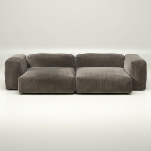 XL-Version des vetsak Sofa SET 02 mit Cord Velour in Mocha – edle Farbgebung trifft maximalen Komfort