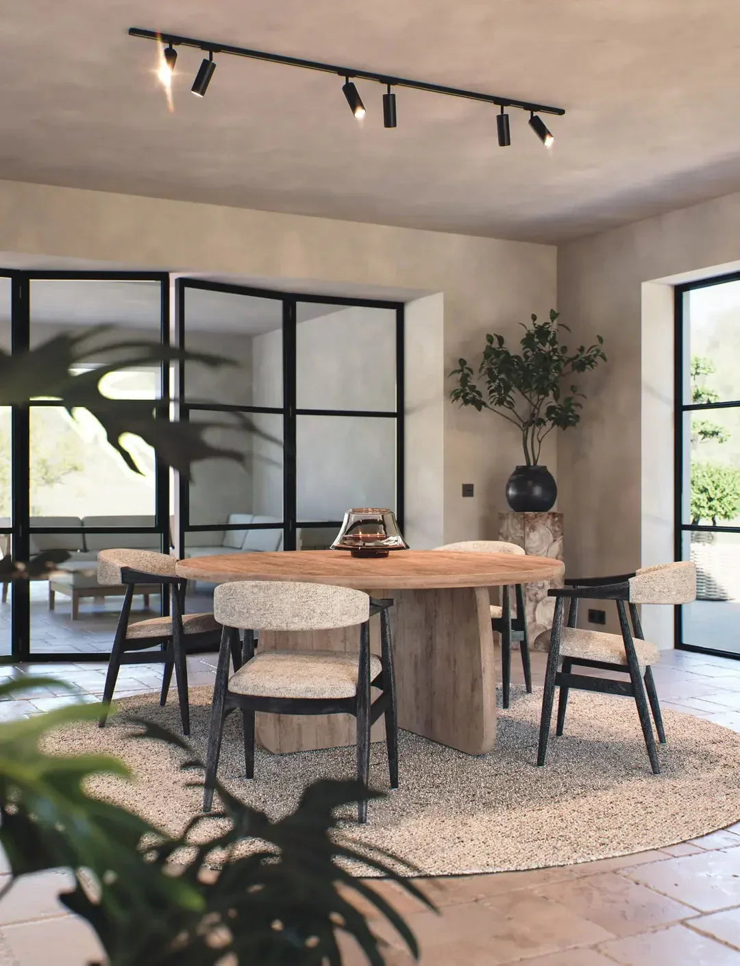 Runder VINCENT Esstisch aus Teakholz, stilvoll integriert in ein modernes Esszimmer mit Designstühlen und natürlichen Materialien – harmonische Einrichtung mit Naturflair