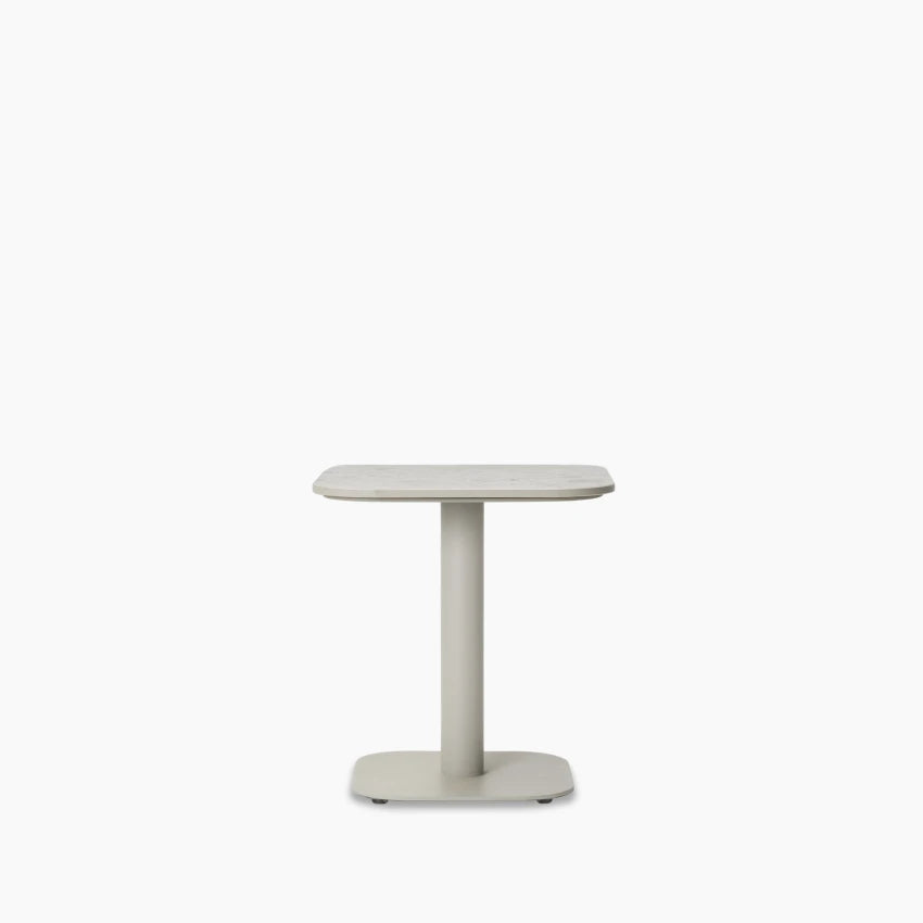 Table d'appoint rectangulaire Vincent Sheppard KODO, avec un piètement en aluminium thermolaqué de couleur Dune White et un plateau en céramique « Shards ».