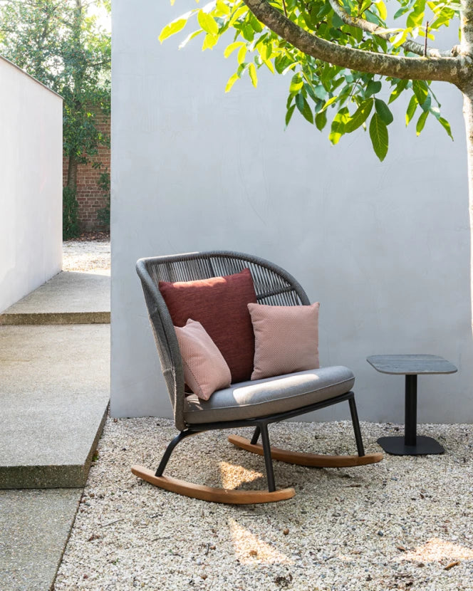 Table d'appoint Vincent Sheppard KODO Outdoor, couleur « Fossil Grey », avec un plateau en céramique « Flint »