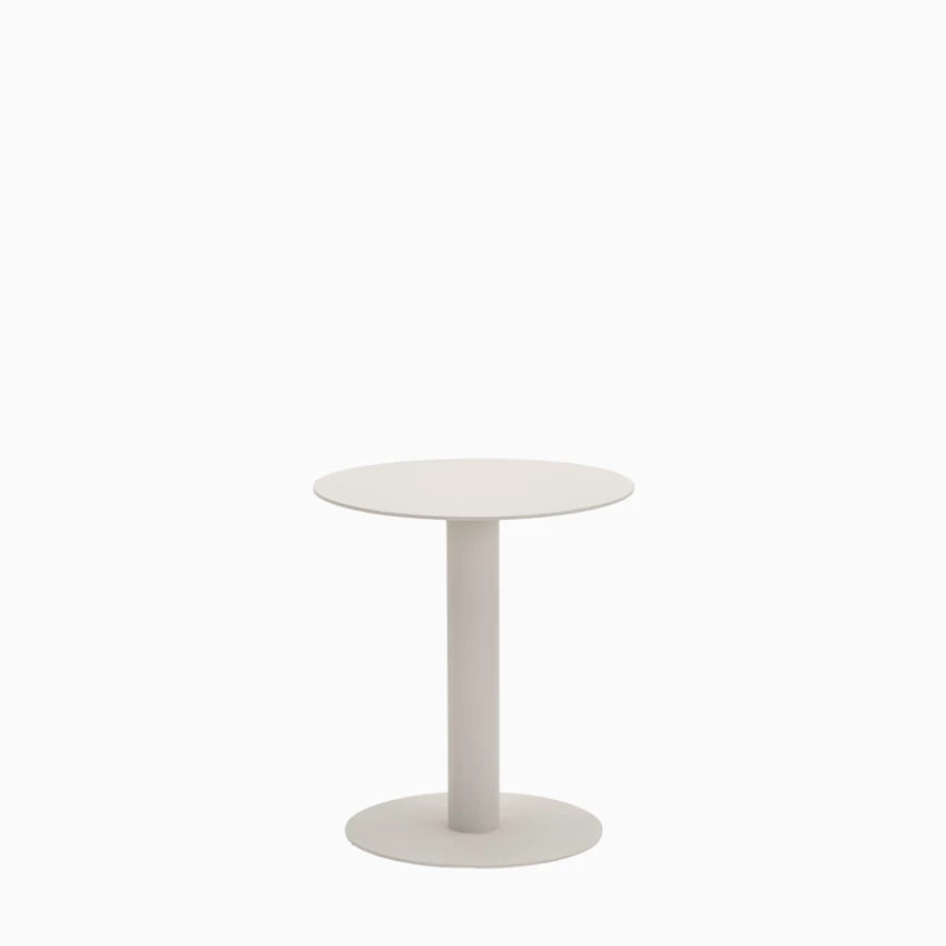 Table d'appoint ronde Vincent Sheppard KODO avec structure en aluminium thermolaqué, couleur Dune White.